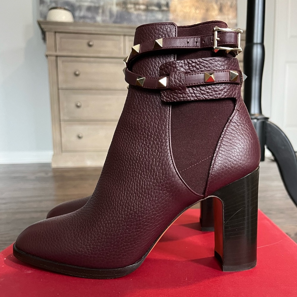 NIB Valentino Garavani Rockstud Buckle Wrap Boots Burgundy 38